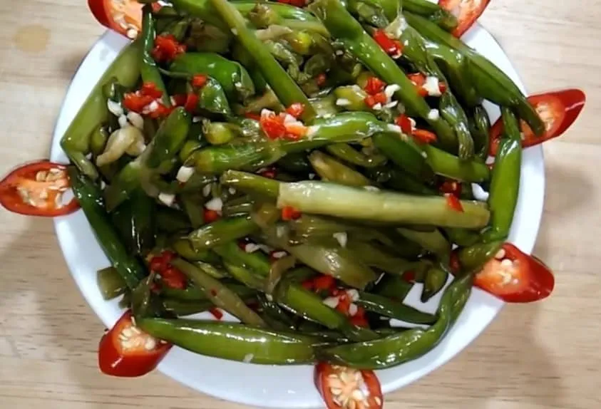 Cù nèo bóp giấm thơm ngon, một cách chế biến đặc trưng của cây kèo nèo miền Tây.