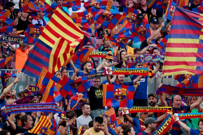 Fan Barca thể hiện lòng trung thành và kiến thức sâu sắc về đội bóng