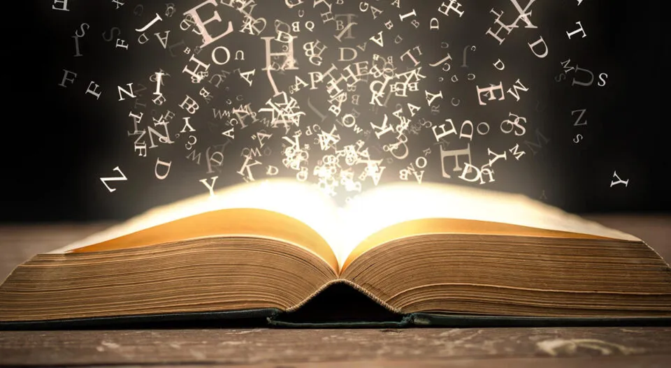 Cuốn sách về bóng đá và tiểu sử cầu thủ, món quà tặng gì cho người thích bóng đá muốn tìm hiểu sâu về môn thể thao này.