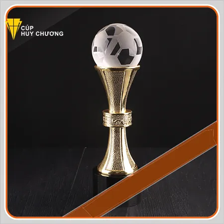 Chiếc cúp vàng lấp lánh biểu trưng cho bóng đá có ý nghĩa gì trong việc nâng tầm giá trị giải đấu