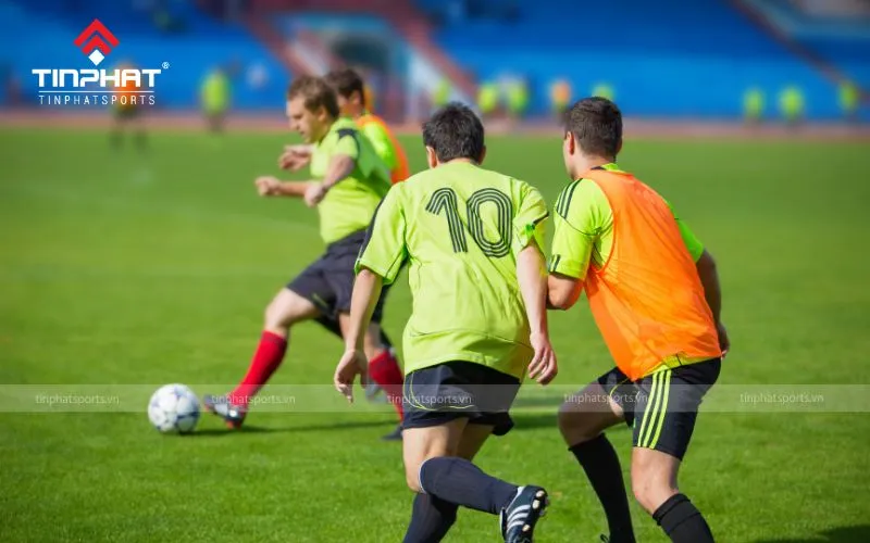 Người chơi đá bóng giúp đốt cháy calo, hỗ trợ giảm cân hiệu quả