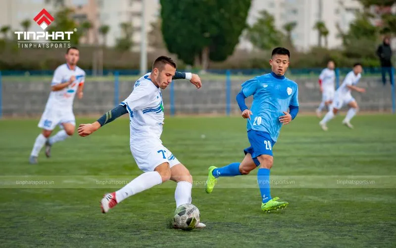 Yếu tố ảnh hưởng đến lượng calo tiêu hao khi đá bóng