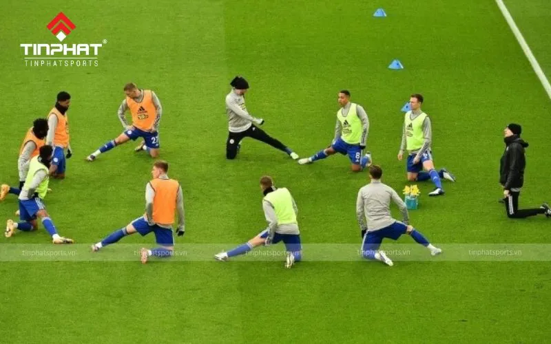 Khởi động kỹ càng trước khi đá bóng cân những bằng gì an toàn