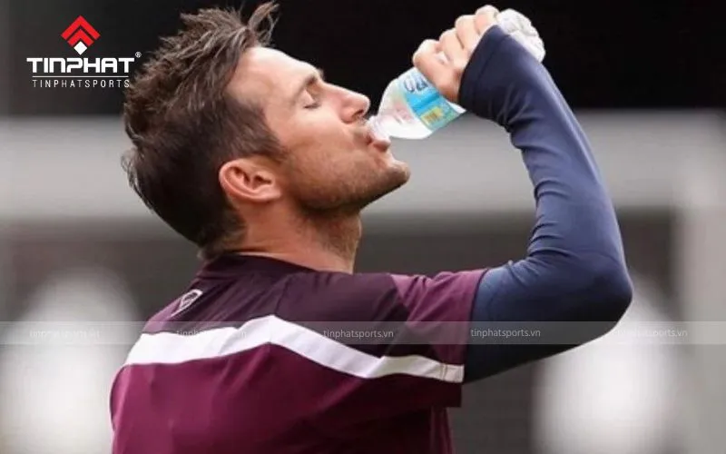 Bổ sung nước đầy đủ cho cơ thể khi đá bóng và tập luyện