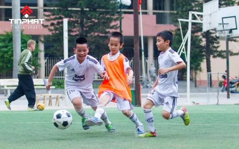 Thanh thiếu niên đá bóng có thể hỗ trợ phát triển chiều cao