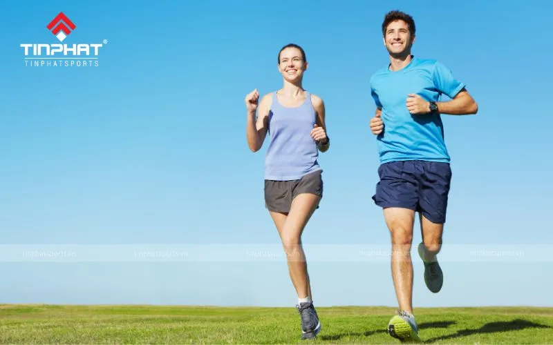 Bài tập chạy bộ khởi động hỗ trợ quá trình đá bóng giảm cân