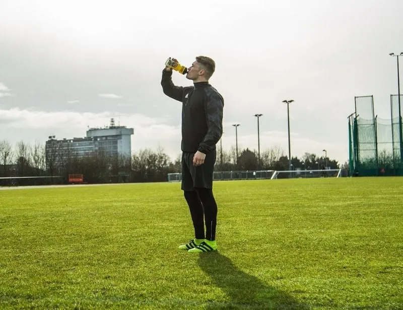 Bù nước và điện giải đúng cách là yếu tố quan trọng để phục hồi thể lực sau khi đá bóng