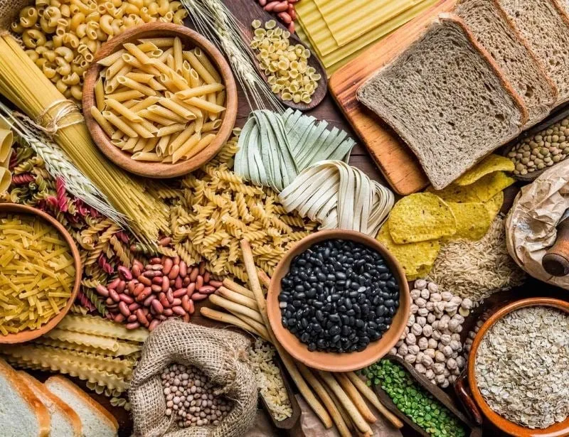 Nạp carbohydrate sau đá bóng giúp phục hồi glycogen và năng lượng tối ưu