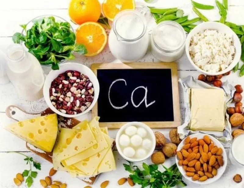 Canxi và vitamin D giúp xương khớp chắc khỏe, hỗ trợ phục hồi sau những trận đá bóng căng thẳng