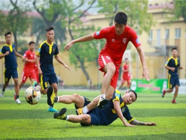 Cầu thủ thực hiện cú đá thòng và theo dõi đường bay của bóng