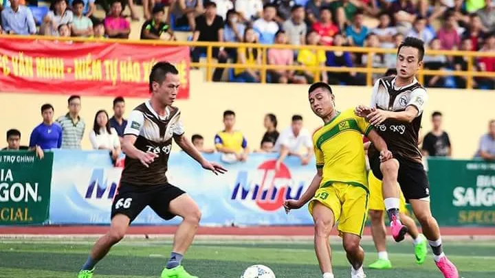 Cầu thủ đá thòng thể hiện kỹ năng phòng ngự và bao quát sân