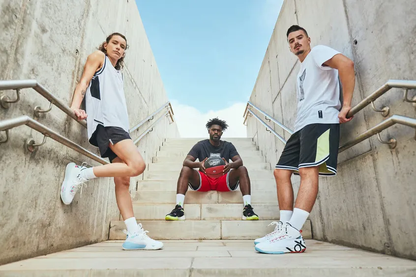 Giày bóng đá với đế công nghệ Hyper Reactive 2.0 tối ưu sự linh hoạt và kiểm soát trên mọi mặt sân