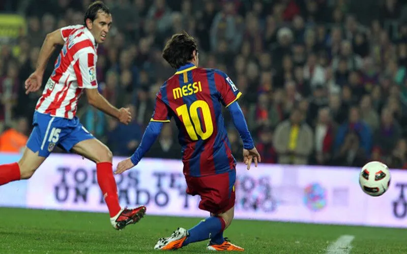 Đội hình Atlético Madrid dưới thời Diego Simeone trình diễn lối chơi phòng ngự chắc chắn, một ví dụ về chiến thuật bóng đá hiệu quả.