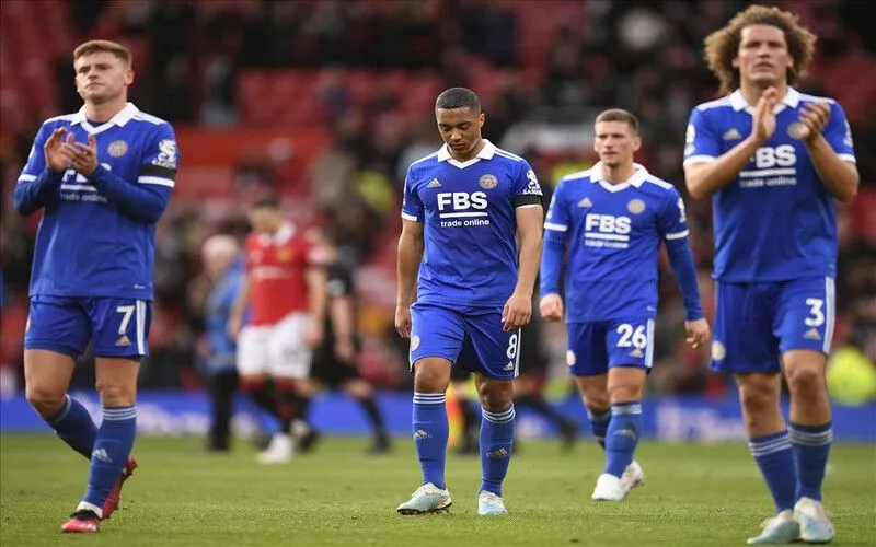 Sơ đồ chiến thuật bóng đá deep line thể hiện hàng phòng ngự lùi sâu để bảo vệ khung thành hiệu quả.