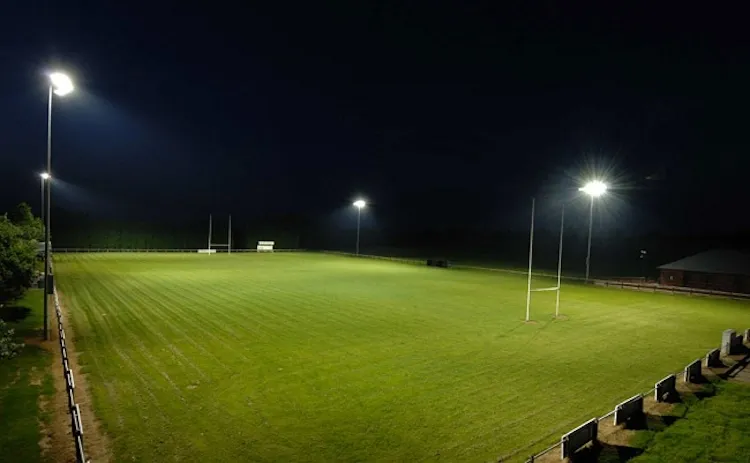 Sơ đồ bố trí đèn LED khoa học để chiếu sáng sân bóng đá tối ưu