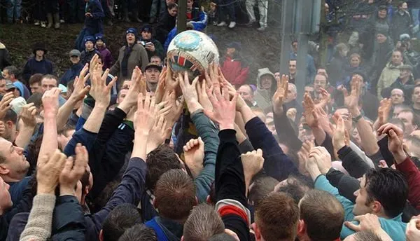 Mô phỏng trận bóng Royal Shrovetide, nguồn gốc lịch sử của thuật ngữ derby game trong bóng đá.