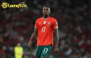 Ronaldo trong màu áo đội tuyển quốc gia, biểu tượng cho kinh nghiệm và khả năng ảnh hưởng, sức mạnh của một huyền thoại bóng đá.