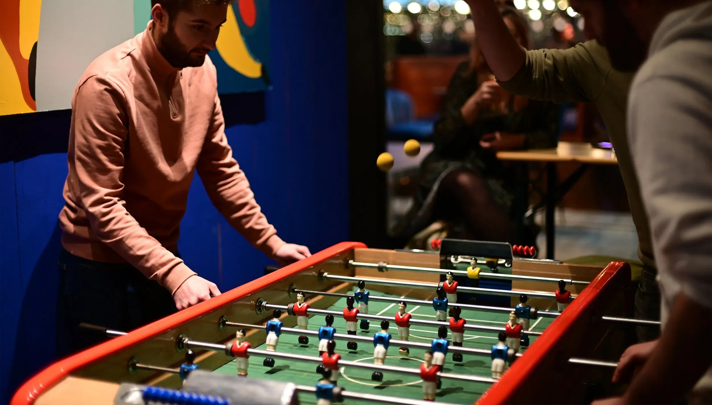 Bàn bi lắc mini sôi động, món quà tặng gì cho người thích bóng đá để giải trí cùng bạn bè và gia đình.