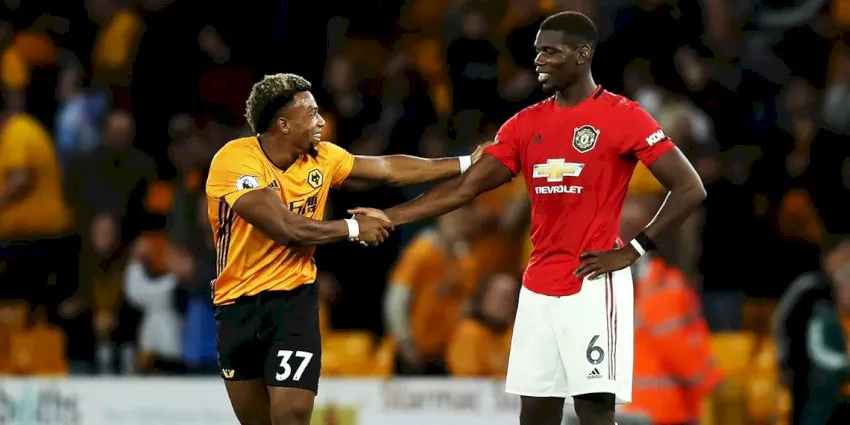 Hai cầu thủ tranh bóng nảy lửa trong một trận đấu, thể hiện sự cạnh tranh khốc liệt giữa các nhóm đội bóng