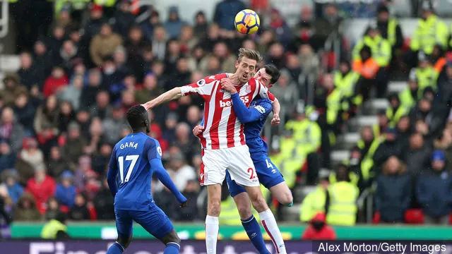 Tiền đạo làm tường không chiến mạnh mẽ, tranh chấp bóng bổng với hậu vệ đối phương