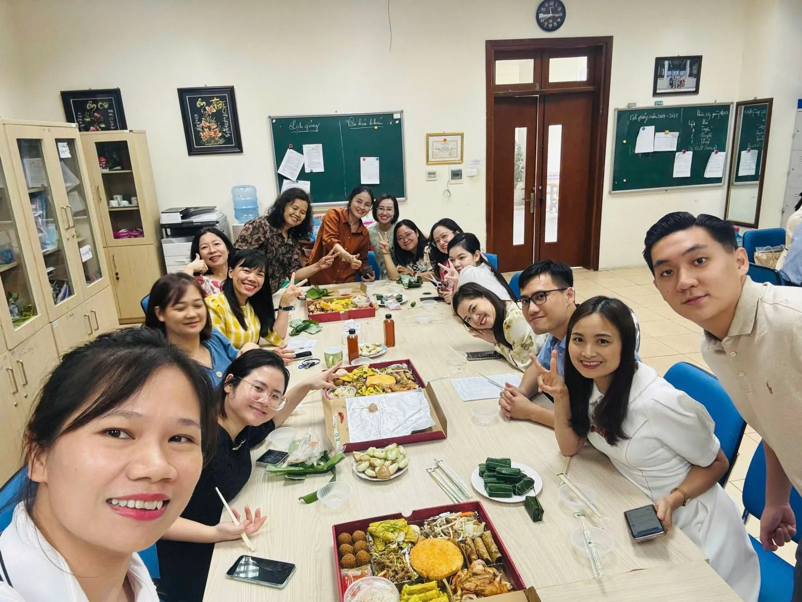 Nhóm cộng tác viên đang thảo luận về nội dung mới cho soikeobonghomnay.com