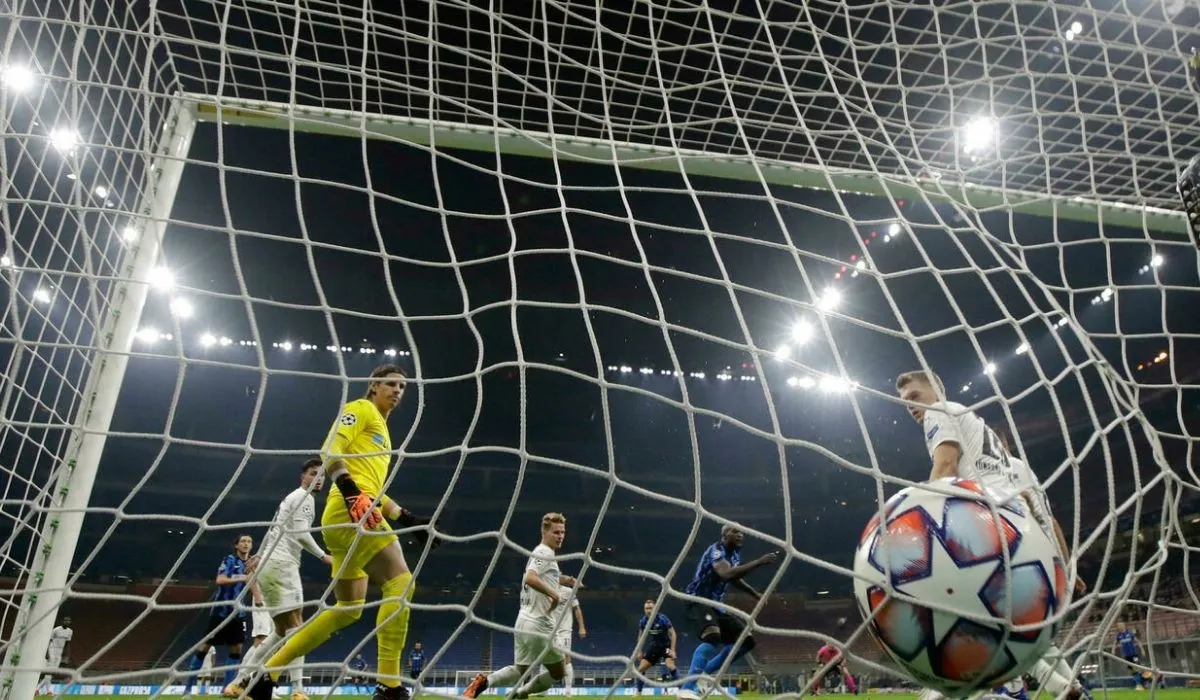 Pha ghi bàn quyết định, niềm vui của đội bóng trên sân.