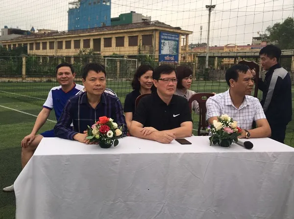 Sân bóng đá trước trận đấu Cúp Tứ Hùng, chuẩn bị cho giải đấu giao hữu