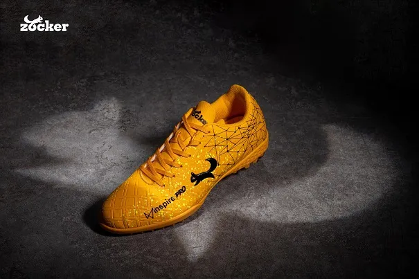 So sánh giày đá bóng đã khâu đế và giày dán keo ép nhiệt