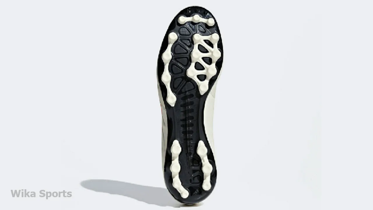 Thiết kế giày đinh tán AG tối ưu cho sân bóng đá nhân tạo, tăng cường độ bám và linh hoạt