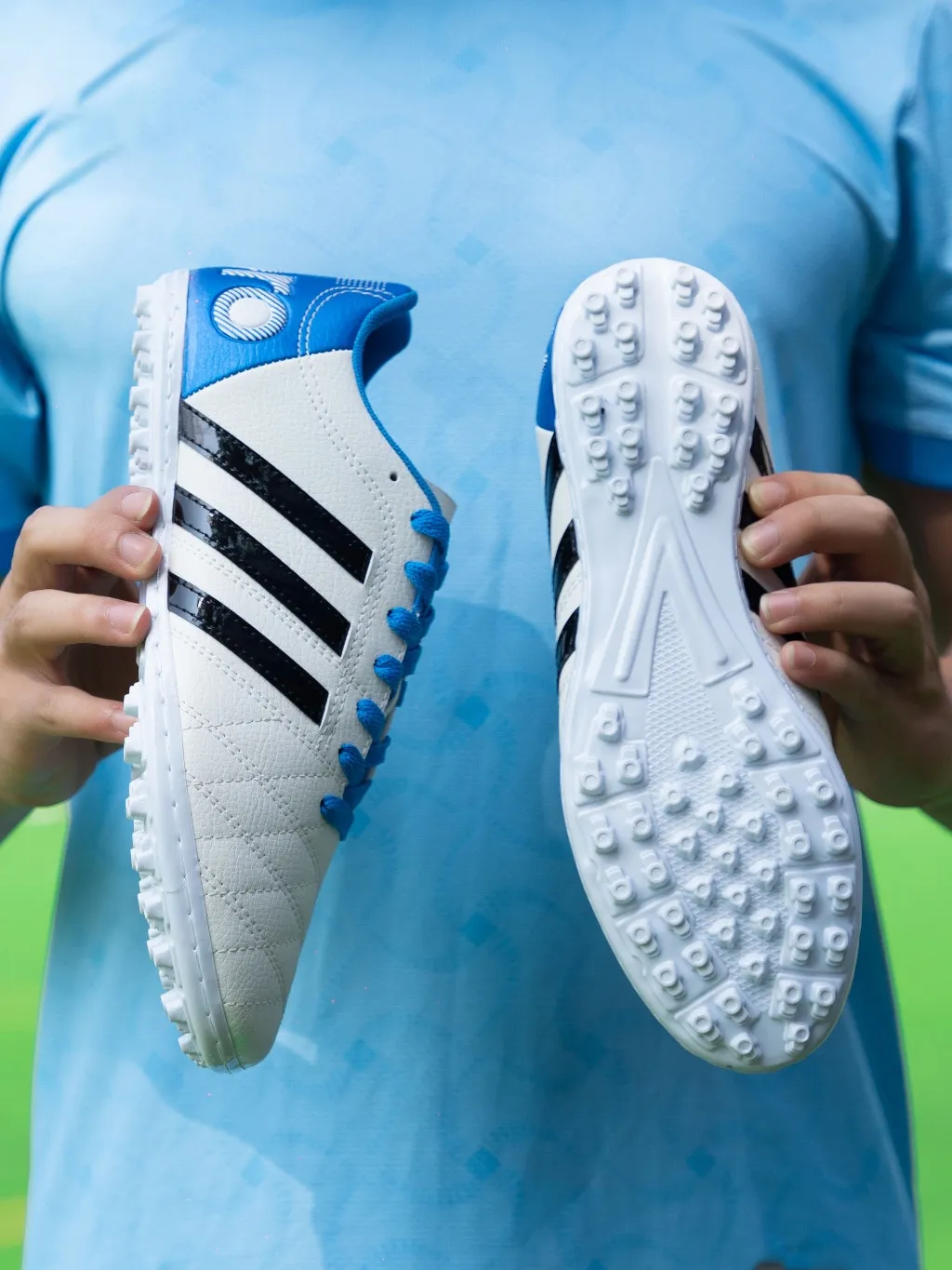 Giày đá bóng Wika cổ thấp màu xanh trắng, lấy cảm hứng từ phong cách Toni Kroos – chủ đề các sao bóng đá nói gì về Toni Kroos