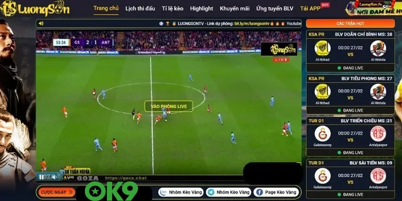 Một đội bóng tập trung trên sân, biểu tượng cho tinh thần đồng đội và sức mạnh tổng hợp, minh họa khái niệm manh trong bóng đá.