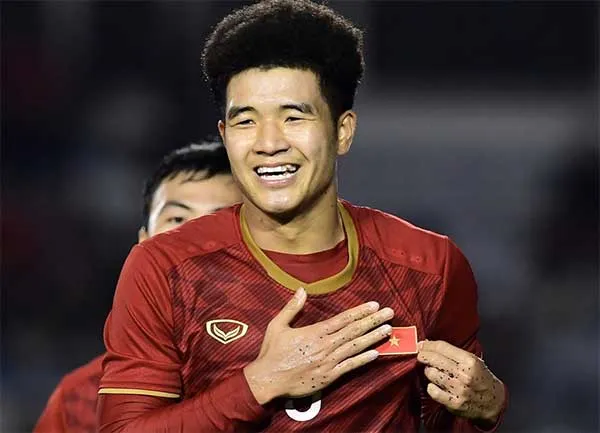 Hình ảnh Hà Đức Chinh ăn mừng bàn thắng, cầu thủ Việt Nam đầu tiên lập cú Poker