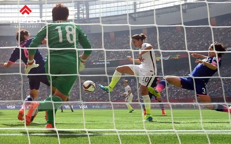 Hình ảnh minh họa Hattrick trong bóng đá là gì, một cầu thủ ăn mừng sau khi ghi ba bàn thắng