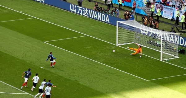 Sân vận động bóng đá với cầu thủ đang thi đấu, thể hiện sự cạnh tranh và tầm quan trọng của hiệu số trong bóng đá trong các giải đấu lớn