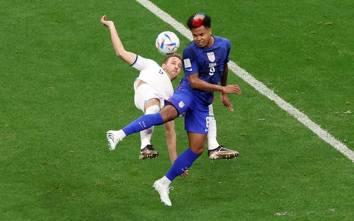 Cầu thủ bóng đá đang nỗ lực tranh bóng nhưng không ghi được bàn thắng, minh họa hiệu số trong bóng đá là gì