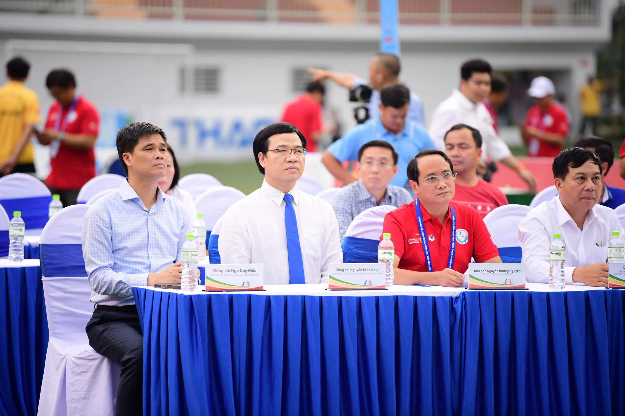 Đại biểu tham dự lễ trao giải, tìm hiểu thích bóng đá thì nên làm công việc gì