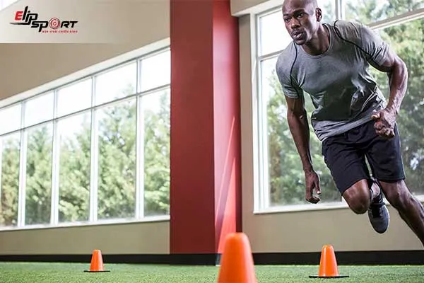 Huấn luyện viên bóng đá đang hướng dẫn các cầu thủ trên sân tập, minh họa quá trình học làm huấn luyện viên bóng đá cần những gì