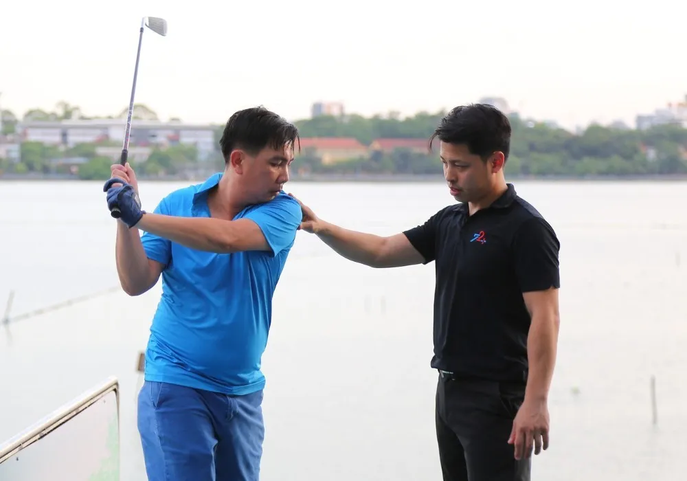 Ví dụ cách dùng thuật ngữ huấn luyện viên bóng đá tiếng Anh