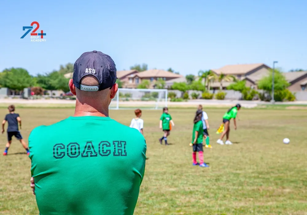 Huấn luyện viên bóng đá tiếng Anh là gì và vai trò của họ