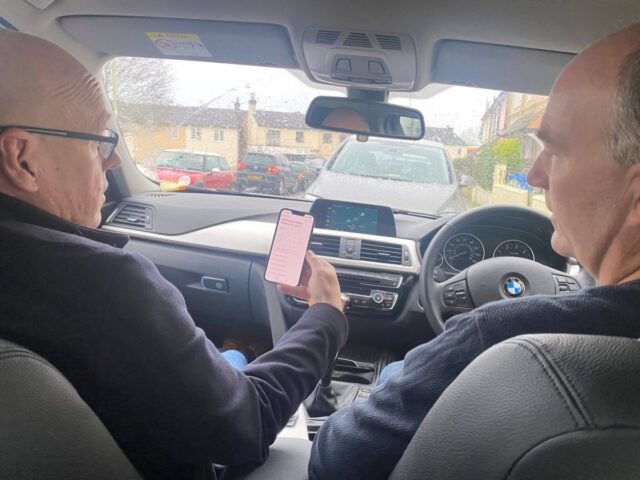 Brian McDermott hướng dẫn Nick Baggott về công tác tuyển trạch viên bóng đá trực tiếp tại sân vận động.