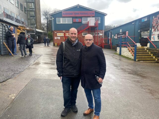 Tuyển trạch viên Brian McDermott và Nick Baggott trên đường làm nhiệm vụ tuyển trạch bóng đá.