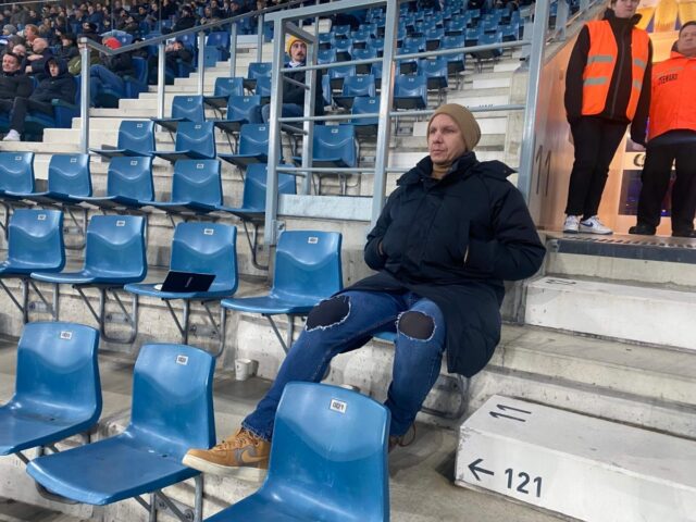 Ty Gooden, một tuyển trạch viên bóng đá chuyên nghiệp, tập trung quan sát cầu thủ trên khán đài.