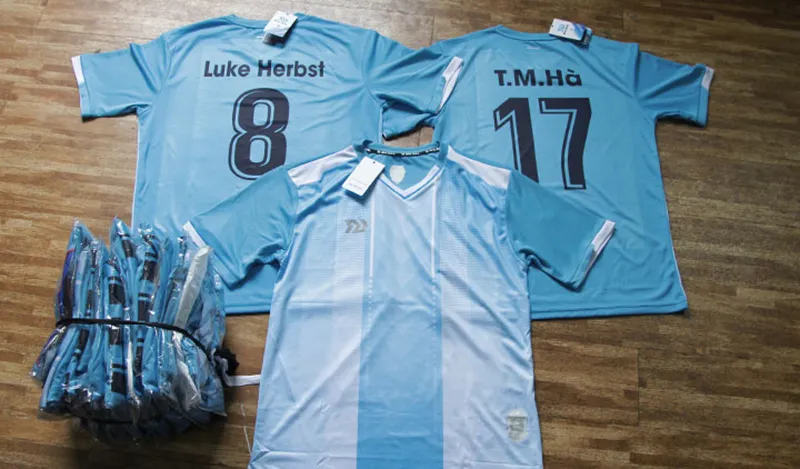 Áo bóng đá in chuyển nhiệt bền màu, chống bong tróc hiệu quả