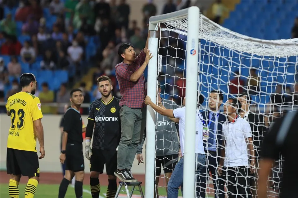 Cầu thủ Việt Nam ăn mừng bàn thắng vào lưới Dortmund