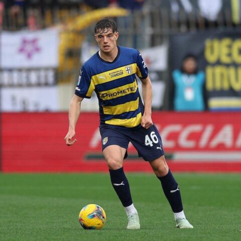 Cách Thay Đổi Chiến Thuật Linh Hoạt Khi Bị Dẫn Bàn Trong Bóng Đá