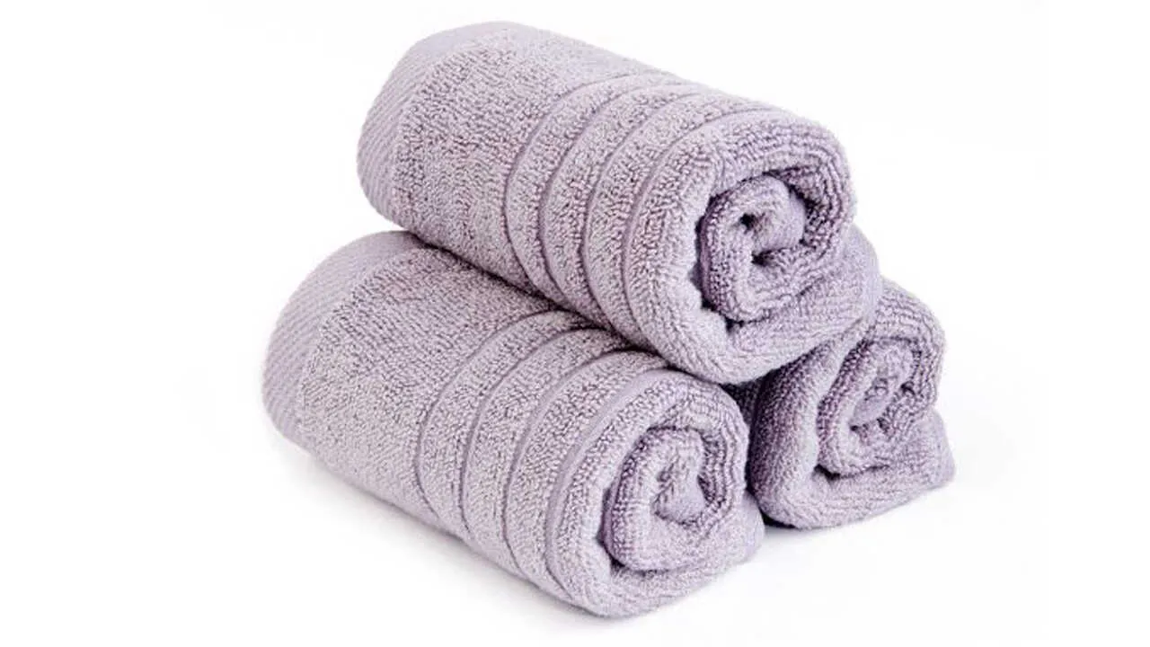 Khăn lau mồ hôi chất lượng cao là một trong những món đồ nên mang gì khi đi đá bóng