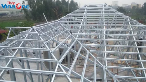 Vì kèo làm từ thép hộp mạ kẽm, bền vững với thời gian, giống như việc xây dựng kiến thức sâu rộng về kèo là cái gì.