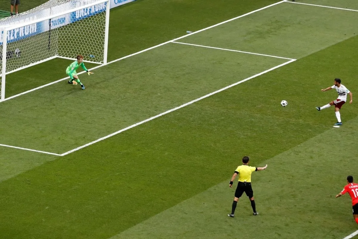 Khung thành bóng đá với lưới, mục tiêu tối thượng trong mỗi trận đấu.