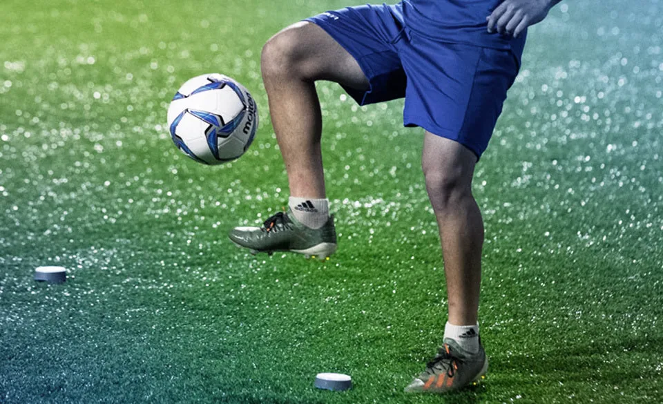 Cầu thủ kiểm soát bóng với chân