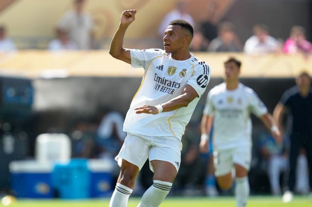 Áo Bóng Đá Bản Fan Là Gì? Toàn Tập Về Phiên Bản Được Yêu Thích